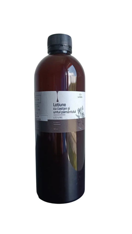 Loțiune maro cu capac negru, etichetă albă-cenușie, produs natural Daruri Mănăstirești: Loțiune cu castan și untul pământului 500 ml, brand bioPatin